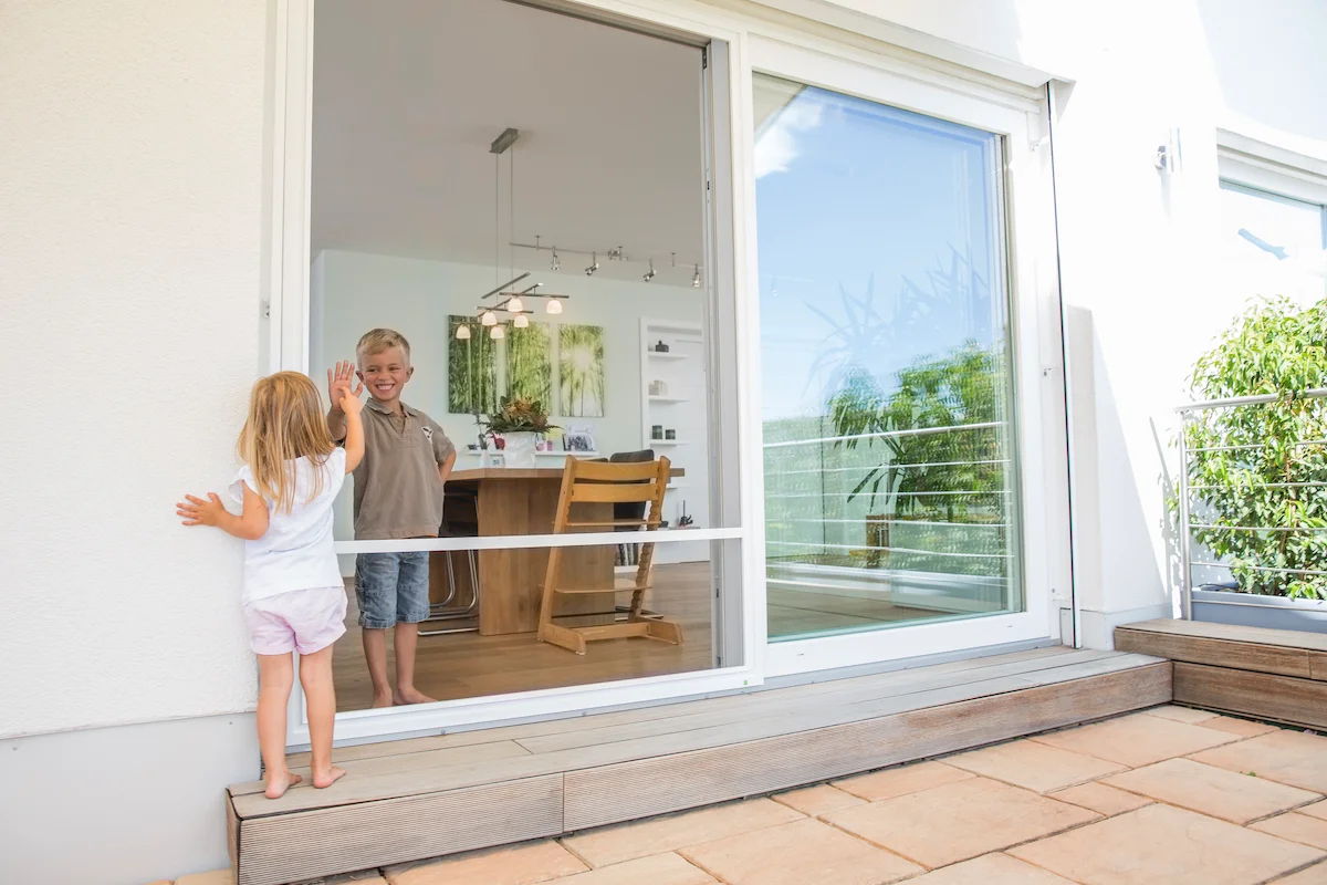 Detailansicht eines hochwertigen Insektenschutzgewebes am Fenster