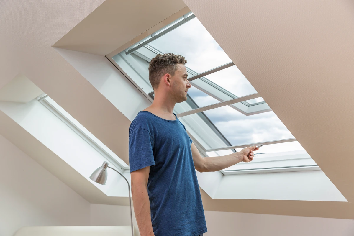 Fliegengitter Dachfenster Schieberahmen Weiß Mann