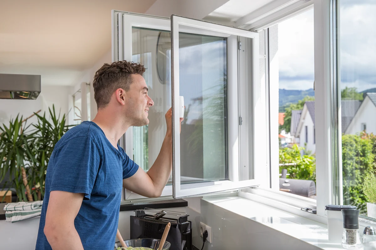 Insektenschutz Pendelfenster Mann öffnet nach innen Weiß