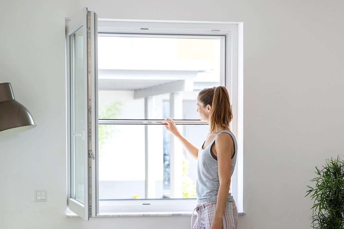 Insektenschutz Rollo für Fenster Weiss innen mit Frau