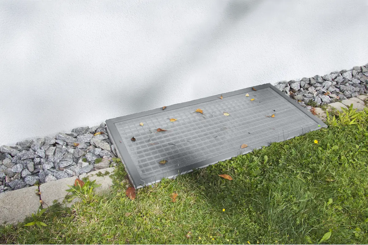 insektenschutz lichtschachtabdeckung grau an Hauswand