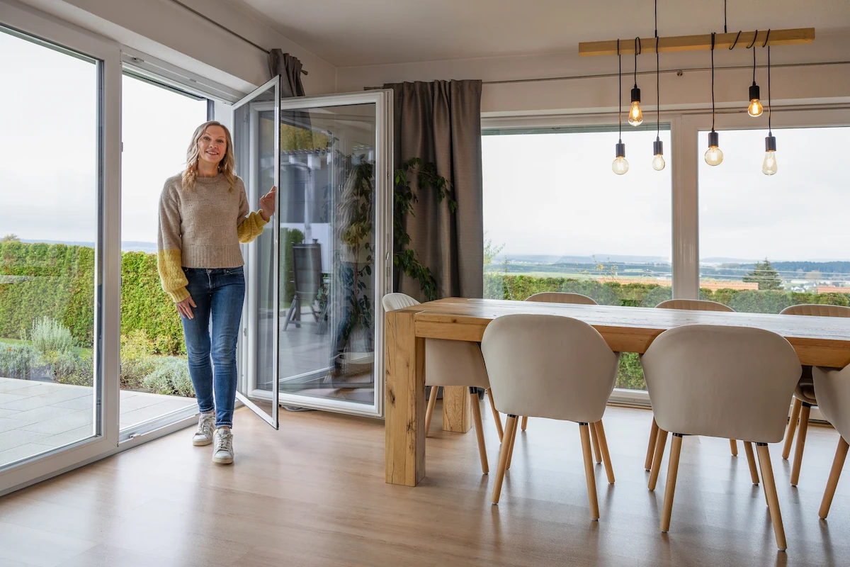 Pendeltür-Sprossenfrei-Weiß mit Frau