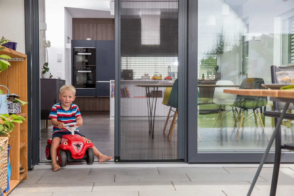 Plisseetür Terrasse Grau mit Kind