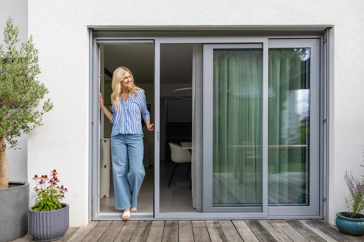 Schiebetür Terrasse Grau mit Frau